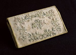 巾着（シルク刺繍） 作： Julie Bernard
